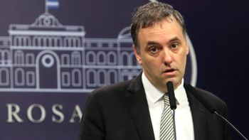 Se hunde Manuel Adorni: se complica la situación del jefe de gabinete argentino por su viaje a Punta del Este