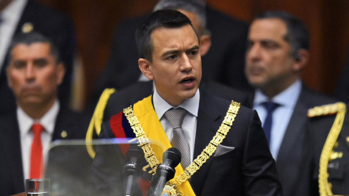 Daniel Noboa asume la presidencia en Ecuador.