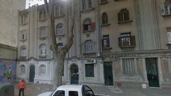 ¿Femicidio o pacto suicida?: mujer de 29 años murió al caer desde azotea atada a su pareja que está grave