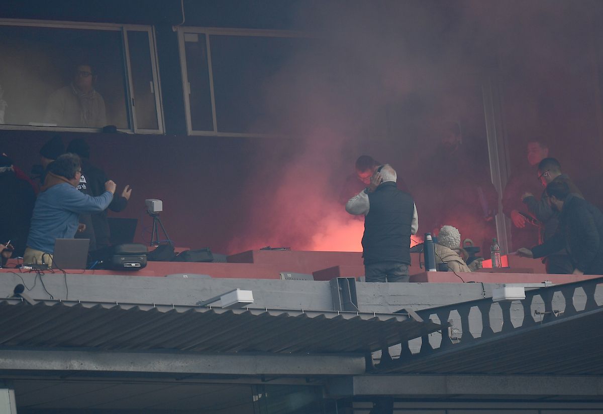 La bengala impactó en el sector de prensa.