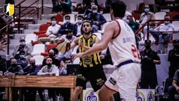 altText(Nacional se quedó con el clásico en básquetbol)}