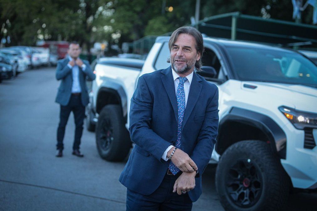 Lacalle Pou llegando al Hipódromo de Maroñas.