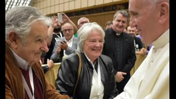 altText(Lucía Topolansky recordó la relación de afecto entre el papa Francisco y Pepe Mujica)}
