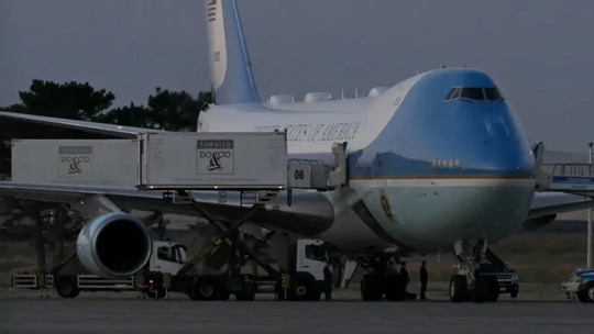 La foto de AFP muestra el momento en que el contenedor con Trump adentro es subido al avión.