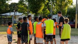altText(Pelota al Medio a la Esperanza relanzó escuelas de fútbol social en barrios de Montevideo)}