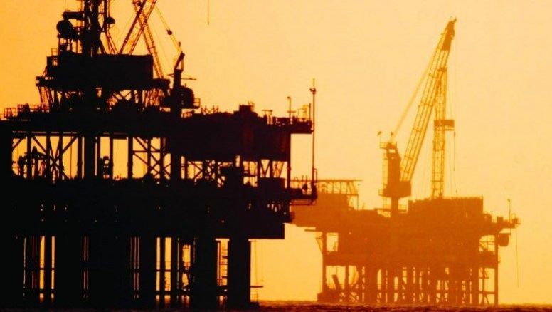 Aumentan precios del petróleo por cortes energéticos en EEUU