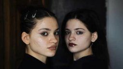 altText(Gemelas vendidas al nacer se reencuentran gracias a TikTok)}