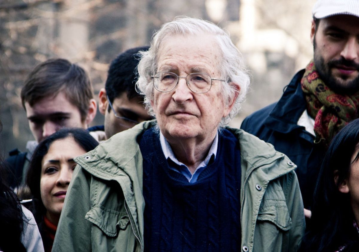 Noam Chomsky: “Los intentos de poner la educación superior al servicio del sector privado toman formas casi cómicas”.