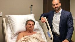 altText(Eduardo Bolsonaro publicó una foto armado junto a su padre en el hospital)}