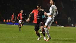 altText(Peñarol: Neris cerca, Rak lejos)}