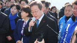 altText(Corea del Sur: líder de la oposición apuñalado en el cuello)}