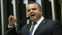 altText(Concluyen los cambios a la reforma de previsión social en Brasil)}