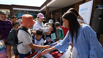 100 cartucheras para los alumnos.