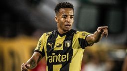 altText(El ecuatoriano Castillo con un pie y medio fuera del clásico)}