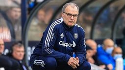 altText(Llegó Bielsa, firmó contrato, y el miércoles lo presentan)}