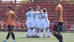 altText(Segunda División: La Luz goleó en el inicio de la penúltima fecha)}