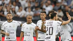 altText(Corinthians goleó a Liverpool en el Centenario)}