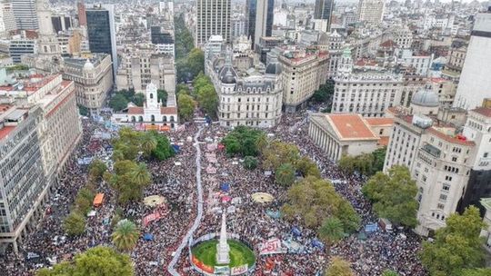 Una multitud en las calles contra el olvido.
