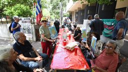 altText(Jubilados despiden el año brindando ante el BPS con pan y agua)}