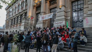 Policía llegó a desocupar el IAVA pero los estudiantes les dieron una clase de Derecho