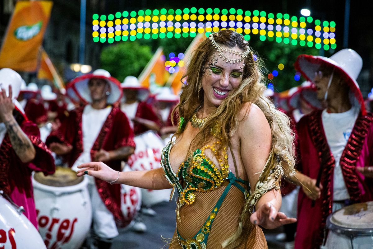 El Desfile Inaugural del Carnaval 2023 volvió a la avenida 18 de Julio con un marco de público espectacular. El lunes arranca el concurso oficial en el Teatro de Verano.