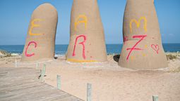 altText(¿Cuánto tiene que pagar la mujer que vandalizó Los Dedos de Punta del Este?)}