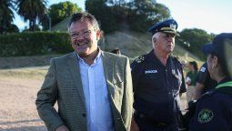 altText(González pidió perdón por Twitter por el uso del Policial)}