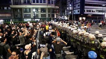 Brasil: policía reprime manifestación contra aumento en el transporte