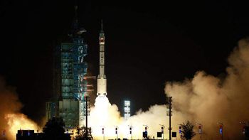 China lanza una misión histórica: un astronauta pasará por primera vez un año entero en el espacio