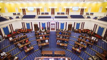 Senado de EE.UU pone un freno legislativo a la ofensiva de Trump en Venezuela.