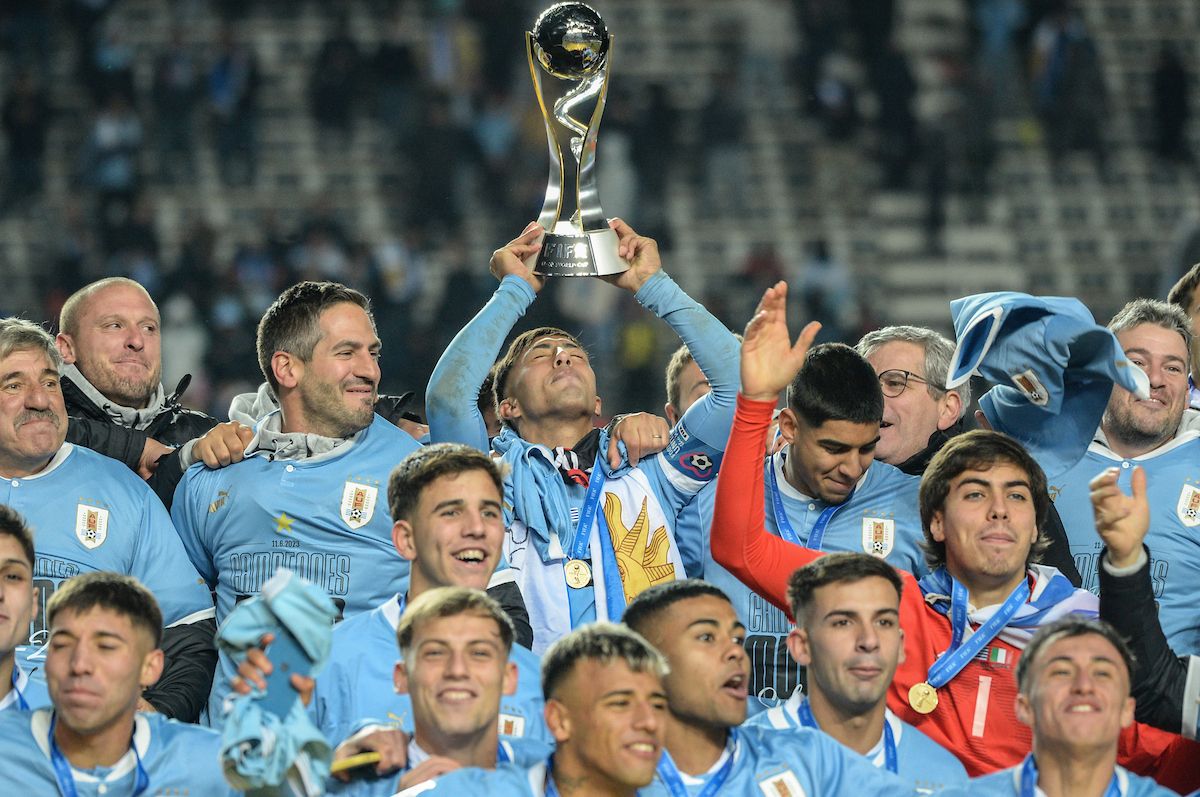 Los Campeones del Mundo Sub-20 llegan a Montevideo a las 11:30.