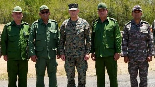 Militares cubanos posan con el jefe del Comando Sur.