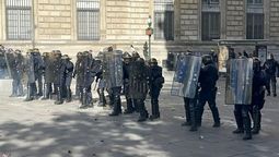 La Policía de París se prepara para reprimir.