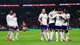 altText(Inglaterra aplastó a Letonia y es la primera selección de Europa clasificada)}