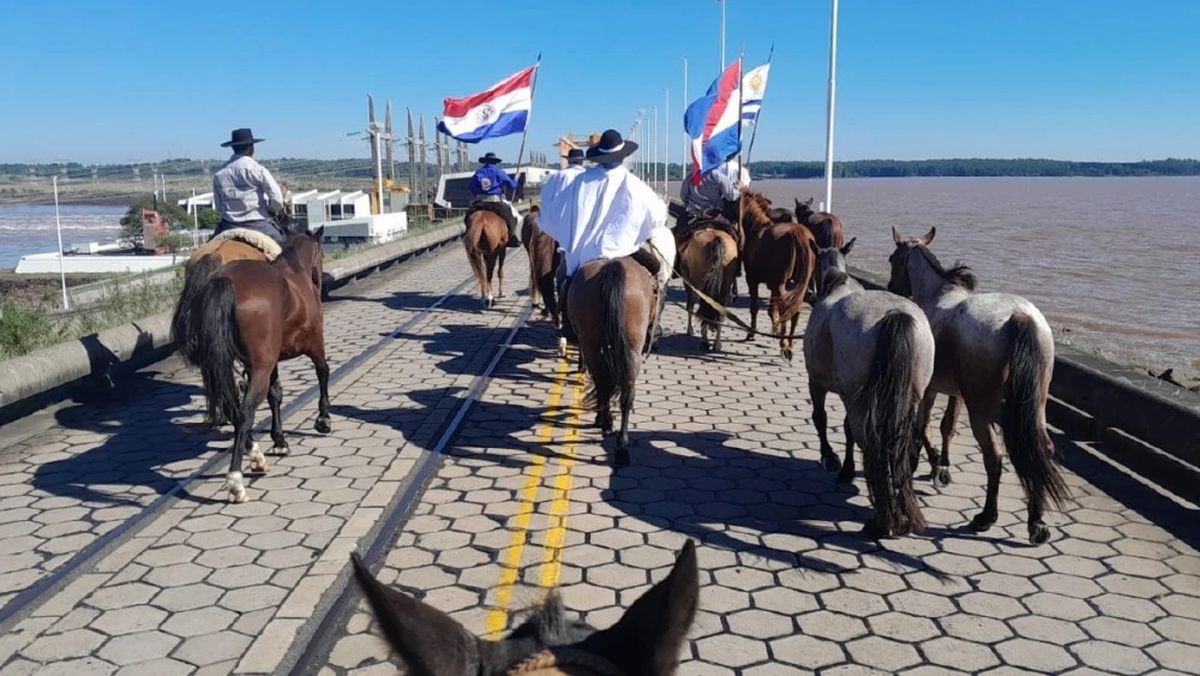 Los quince jinetes que viajan a Paraguay haciendo la ruta de Artigas.