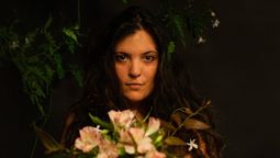 altText(Entrevista a Adriana Hernández. La música que florece entre la memoria, la ironía y lo que aún nos duele)}