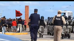 altText(Policía desalojó a trabajadores de acceso al puerto )}