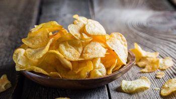 Entre los alimentos crujientes más adictivos están las papas fritas.