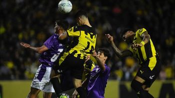 Defensor volvió a ganarle a Peñarol en el Campeón del Siglo