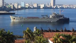 Uno de los buques de México que llegó a Cuba con ayuda humanitaria.