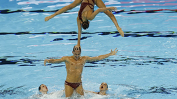 altText(Natación artística: Dennis González, primer nadador masculino en subir al podio en un mundial)}
