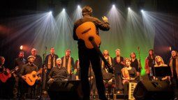 altText(Aunque la FM local no los pase, La Folclórica quiere que usted vea y escuche su manso floreo)}