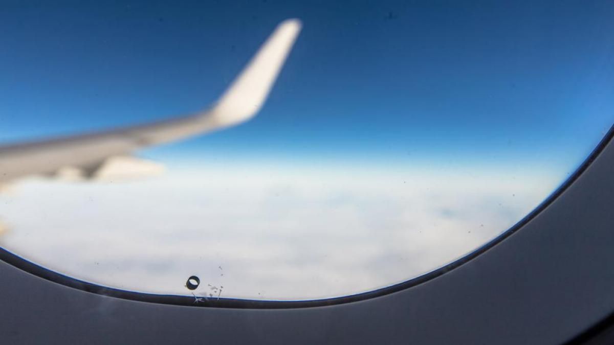 Pequeño agujero en la parte inferior de las ventanillas de un avión.