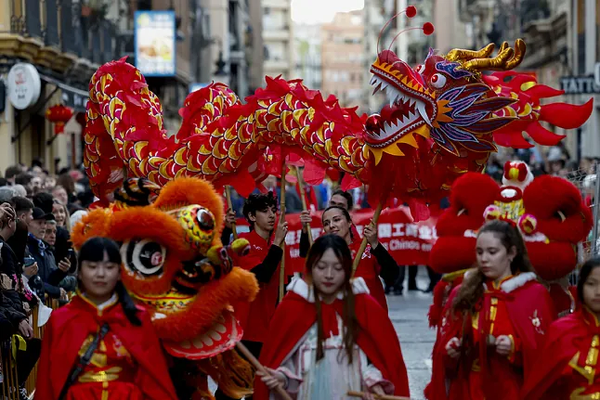 Los chinos festejan el año del dragón de madera.