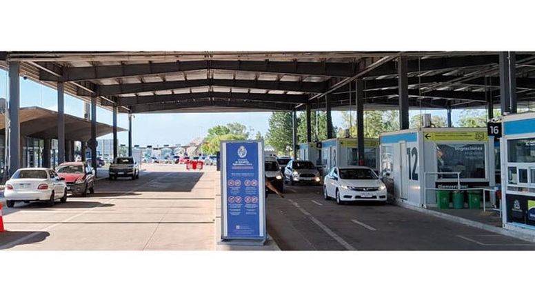 Argentinos hacen fila para entrar a Uruguay, pese a crisis