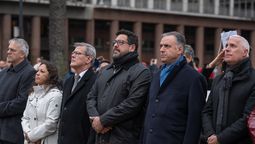 altText(Orsi encabezó aniversario del natalicio de Artigas frente al mausoleo)}