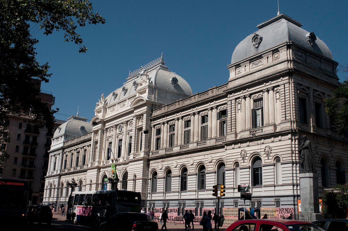 Los Sindicatos de la Udelar realizan un paro de 24 horas con movilización al Palacio Legislativo en reclamo de más presupuesto.