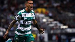 altText(Lozano fue operado de una fractura de tibia y peroné)}