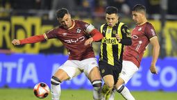 altText(Sin sobrarle nada, Peñarol derrotó a Montevideo Wanderers por 2 a 0)}