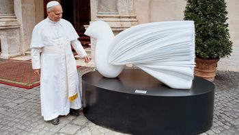 La escultura de Pablo Atchugarry que el presidente Orsi obsequió al papa León XIV